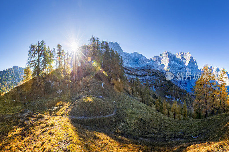 秋季在卡文德尔山在Lamsenspitze - Gro?er Ahornboden自然保护区